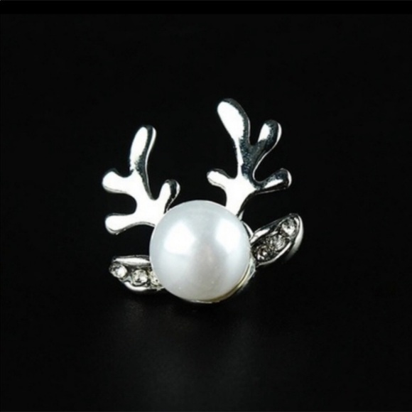 Pearl Reindeer Earrings - Picture 4 of 8